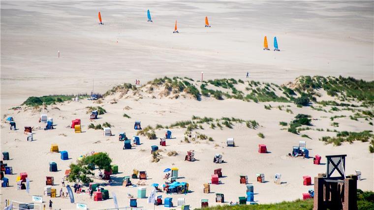 Heiraten jetzt auch am Strand von Borkum möglich Am Nordbad der Insel Borkum hat die Stadt nun ein eigenes „Strandesamt“ für Strandhochzeiten eingerichtet. (Archivbild)