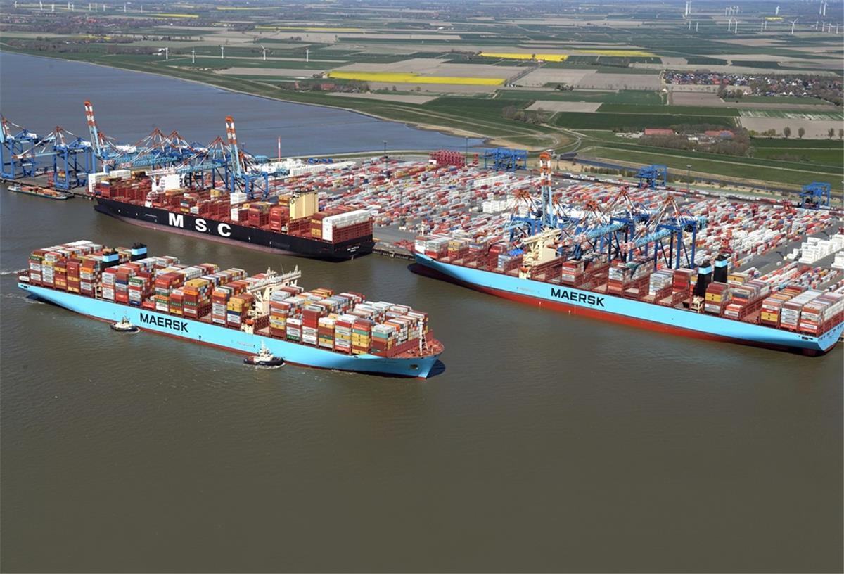 Drei Riesen auf einen Streich Am NTB-Gate liegen die „MSC Isabella“, die „Munkebo Maersk“ und die „Mayview Maersk“.