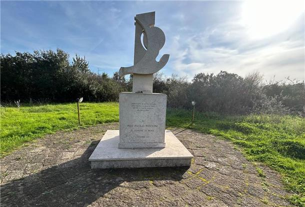 Am Ort des Verbrechens erinnert ein Denkmal an den Regisseur. (Archivbild)