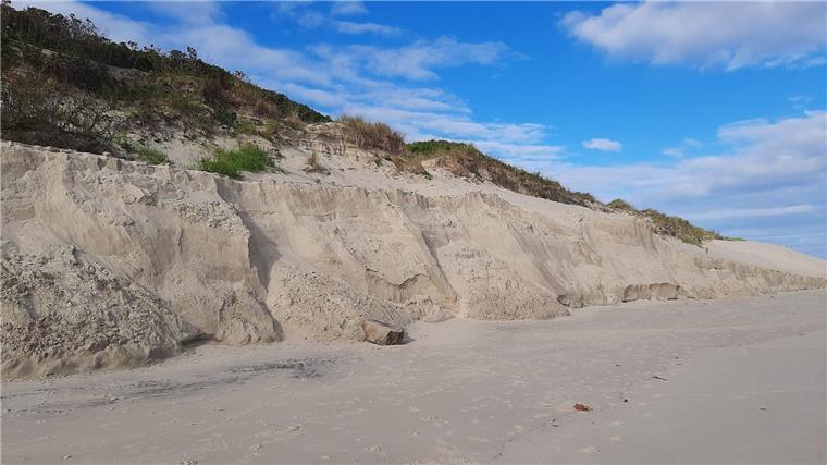 Große Abbruchkanten auf Wangerooge nach leichter Sturmflut Am Oststrand soll der Sand schnell wieder aufgespült werden.