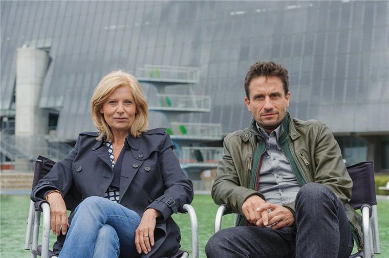 So wird der neue Tatort aus Bremen Am Pfingstmontag kommt der neue Tatort aus Bremen. Die Schauspieler Sabine Postel (Haupkommissarin Inga Lürsen) und Oliver Mommsen (Hauptkommissar Nils Stedefreund) ermitteln unter Hochdruck. Hier sind sie ganz entspannt bei den Dreharbeiten im Sommer 2015 vor dem Weserstadion.