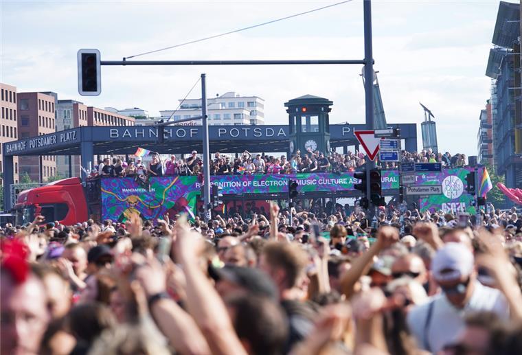 So heiß war „Rave The Planet" in Berlin Am Potsdamer Platz herrscht dichtes Gedränge.
