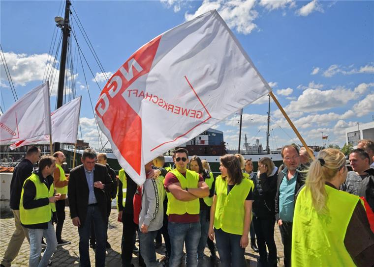 Deutsche See: Beschäftigte drohen in Bremerhaven mit Streik Am Rande der Tarifverhandlungen der Deutschen See in Bremerhaven wurde demonstriert.