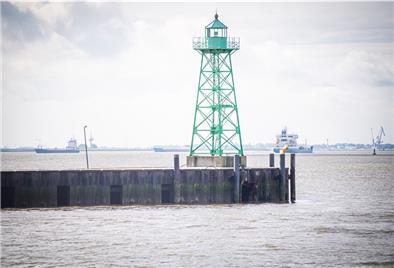 Am Samstag ist ein Frachtschiff gegen die Südmole gekracht. Noch ist unklar, welche Schäden dadurch entstanden sind.
