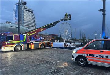 Am Samstag kam es in Höhe des Deutschen Auswandererhauses zu einem Unfall, bei dem eine Frau aus dem Hafenbecken gerettet werden musste.