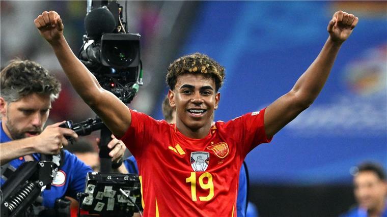 Spanien-Talent Yamal über Vergleich mit Messi: „Hilft nicht“ Am Samstag konne Yamal schon feiern. Gibt es am Sonntag den nächsten Grund dafür?