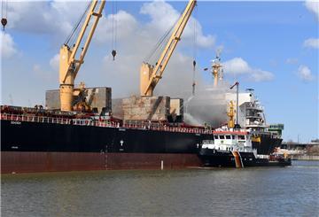 Brennender Stückgutfrachter „Lascombes“ in Bremerhaven