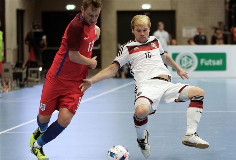 Großer Kick: Futsal-„Budenzauber“ in der Stoteler Sporthalle Am Samstag und Sonntag kämpfen 24 Mannschaften beim Hallenturnier in Stotel um den Allianz-Hajman-Cup.