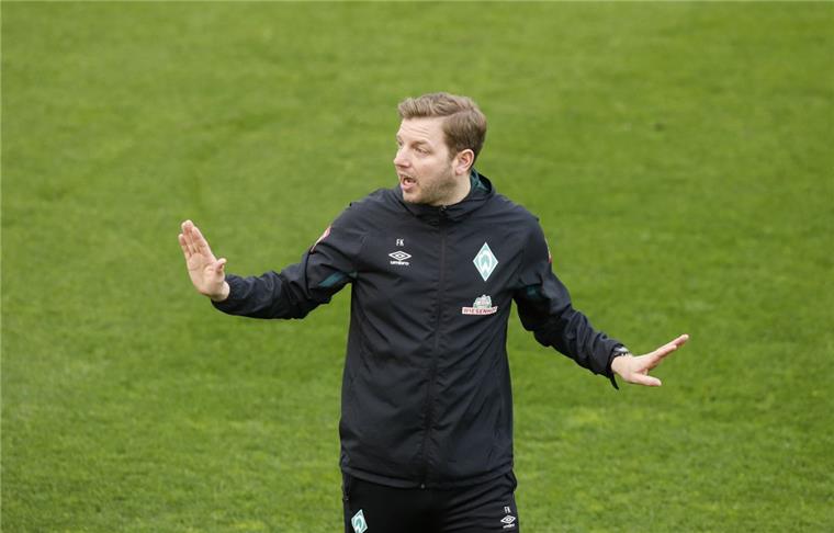 Werder Bremen: Florian Kohfeldt in Düsseldorf trotz Fußverletzung dabei "Am Samstag wird er auch auf der Bank sitzen", sagt Werders Sportchef Frank Baumann über Trainer Florian Kohfeldt (Foto).