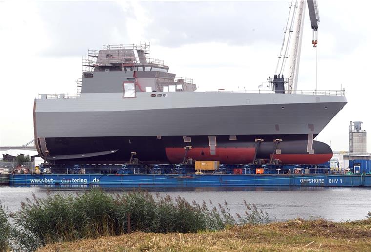 Fregatten-Sektion wechselt Standort Am Samstag wurde der vordere Teil des Fregatten-Rumpfes erst auf einen Ponton (Foto) und dann in die andere Bauhalle bewegt.