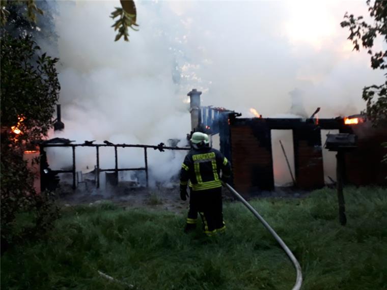 Hagen im Bremischen: Wohnhaus brennt komplett nieder Am Samstagmorgen ist in Kassebruch (Hagen im Bremischen) ein Wohnhaus komplett niedergebrannt.