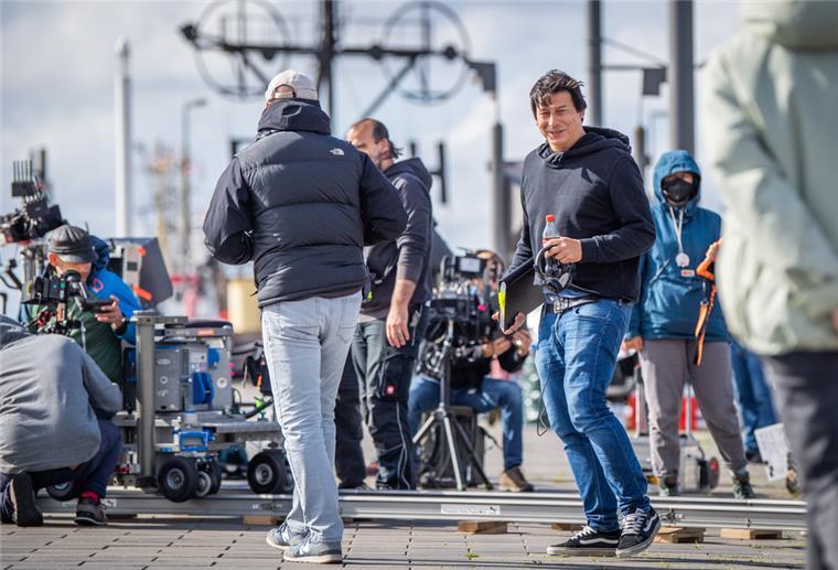 Bremerhaven-Tatort ist nicht Rosamunde Pilcher Am Set auf dem Willy-Brandt-Platz: Das Jobben im Hafen hat Regisseur Sebastian Ko, der gebürtig aus Bremerhaven stammt, zum Plot inspiriert.