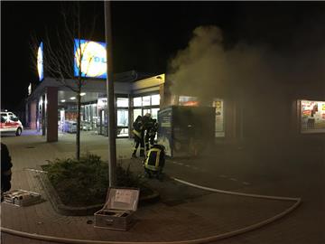 Am Silvesterabend musste die Ortsfeuerwehr Loxstedt zwei Altkleidercontainer an einem Verbrauchermarkt löschen.