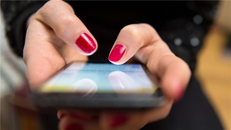 Junge Leute über drei Stunden am Smartphone Am Smartphone verbringen Menschen in Deutschland einer Untersuchung zufolge mehrere Stunden am Tag.