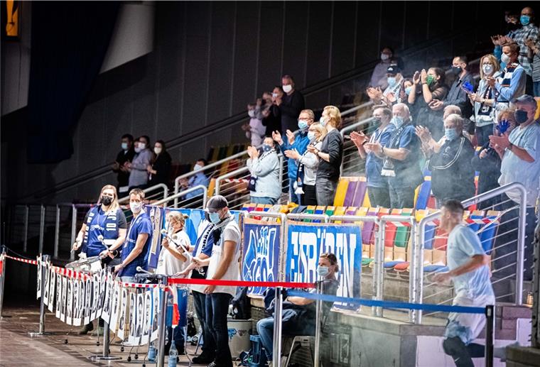 Eisbären spielen zum vorerst letzten Mal vor Fans Am Sonnabend gegen Kirchheim dürfen die Eisbären-Fans ihre Lieblinge in der Stadthalle noch anfeuern, bei den beiden November-Heimspielen geht das dann nicht mehr.