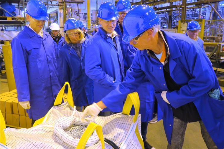 Nordenham: Rund 800 Besucher bei Aktionstag der Zinkhütte Am Sonnabend schauten sich rund 800 Besucher auf dem Werkgelände um. Hier wird gerade das fertige Zinkgranulat begutachtet.