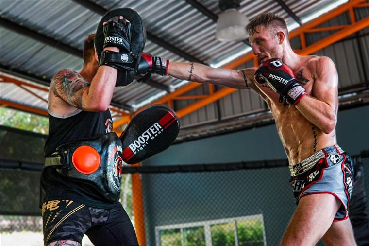 Comeback nach Genickbruch: Kickboxer Pascal Schroth im Talk Am Sonntag, 16. Februar, will Schroth seinen WM-Gürtel erneut erfolgreich verteidigen. Danach steht dann Heimaturlaub auf dem Programm - ein Besuch beim NZ-Talk „Leute in der Losche“ inklusive.