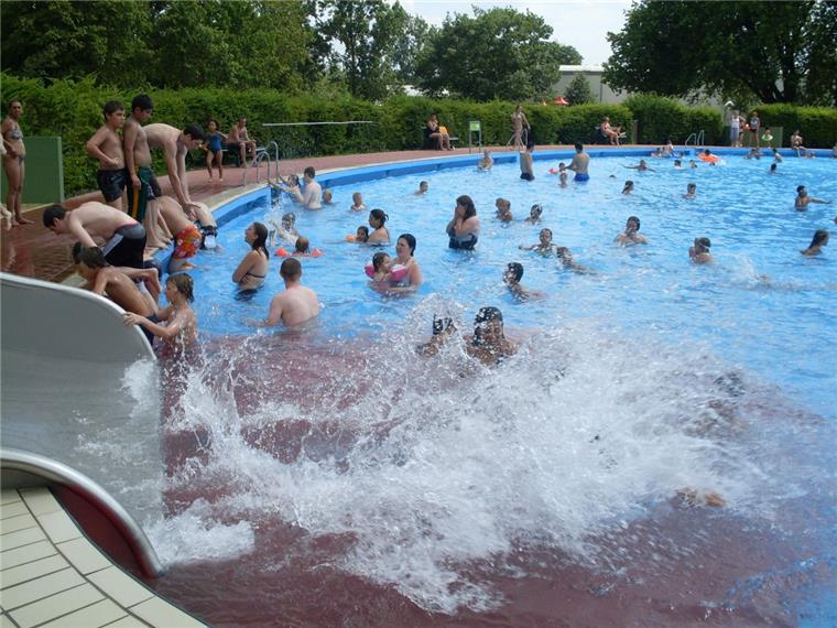 Am Sonntag darf im Freibad Grünhöfe in Bremerhaven kostenlos geschwommen werden.