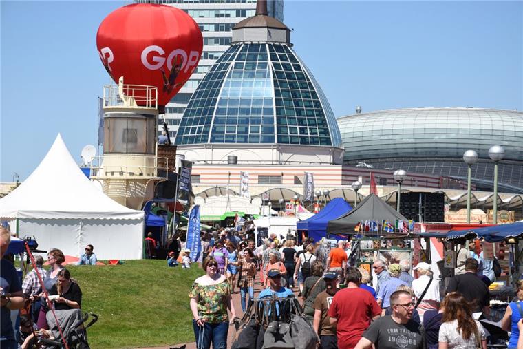 Seestadtfest geht am Sonntag in die letzte Runde Am Sonntag geht das Seestadtfest in die letzte Runde. Nicht nur rund um den Alten und den Neuen Hafen herrscht Trubel: In der Innenstadt haben die Geschäfte geöffnet.