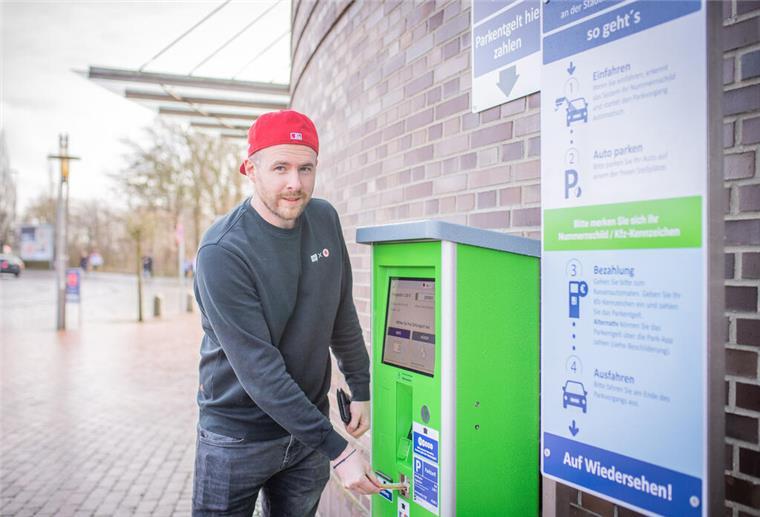 Björn Schmonsees am Parkautomaten an der Stadthalle Bremerhaven