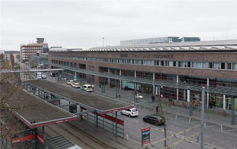 Alarm am Bremer Flughafen - Flüge verzögern sich Am Sonntag hat es am Bremer Flughafen einen Alarm gegeben. Ein Fluggast war durch eine alarmgesicherte Tür gegangen. Starts verzögerten sich dadurch.