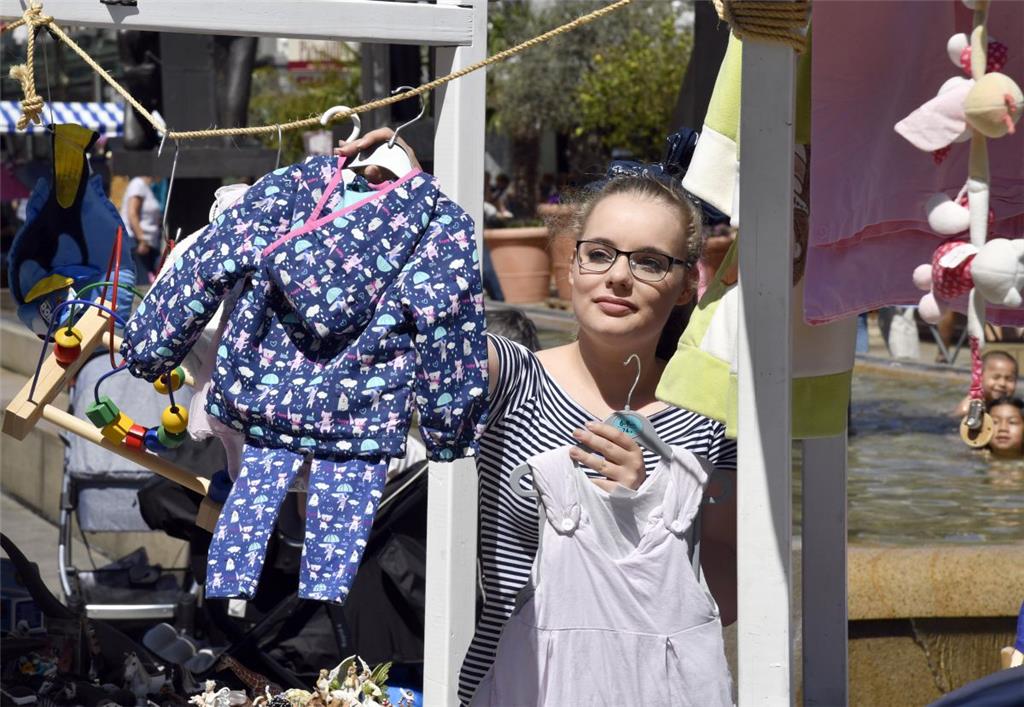 Am Sonntag hatten Besucher wie Selina Schiemann. die Chance, auf dem Kinderflohmarkt zu shoppen. - Foto: Scheschonka