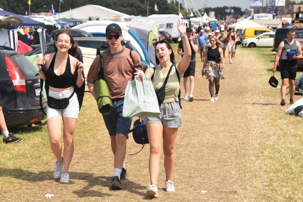 Am Sonntag ist für viele Festivalbesucher Abreisetag. Musik gibt es auf den Bühn...