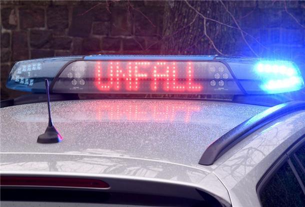  Die Leuchtschrift «Unfall» auf dem Dach eines Polizeiwagens. 