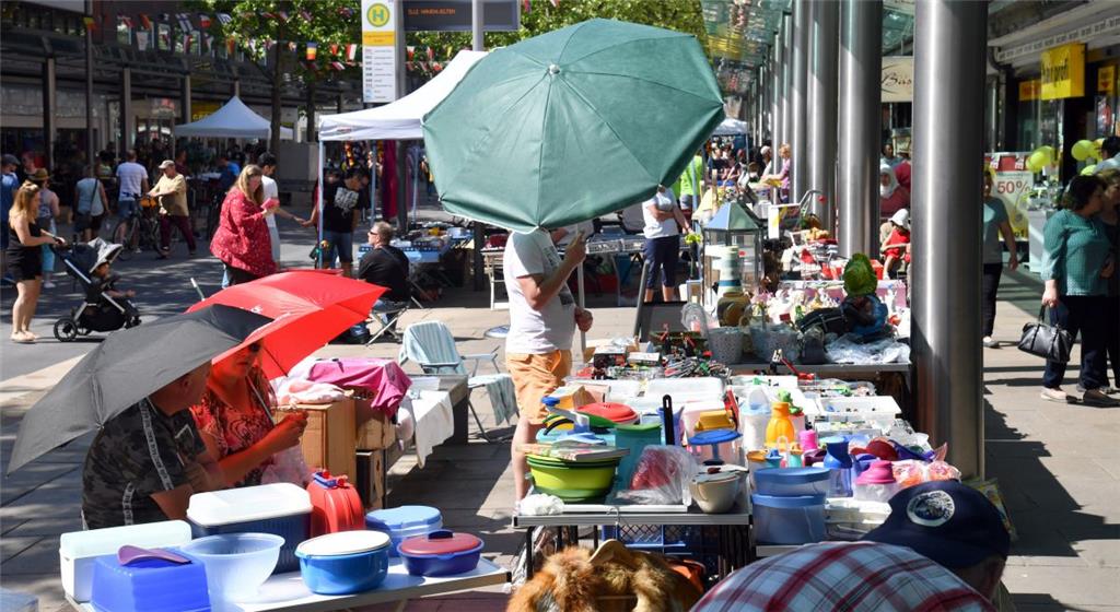Am Sonntag lockte ein Flohmarkt in der &quot;Bürger&quot; die Gäste an. Foto: Sc...