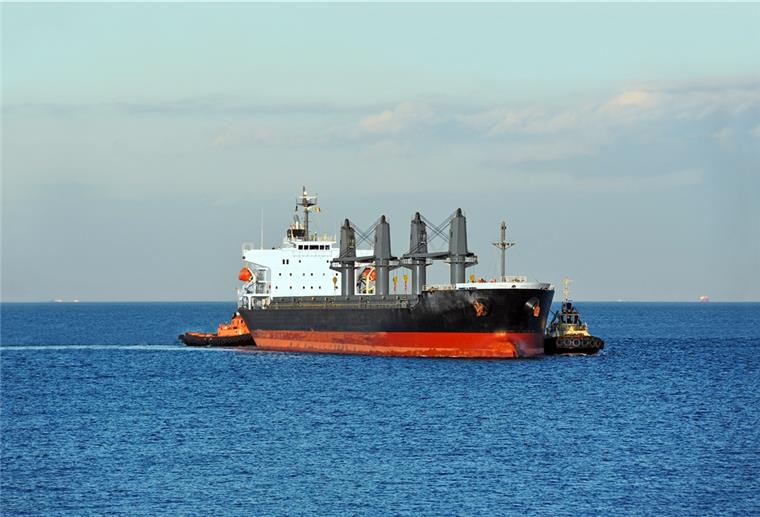 Zwei Frachtschiffe kollidieren auf der Weser Ein Frachtschiff