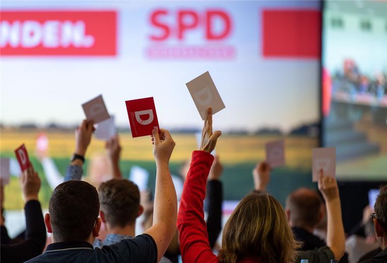 Mitglieder der SPD stimmen beim Landesparteitag der SPD ab.