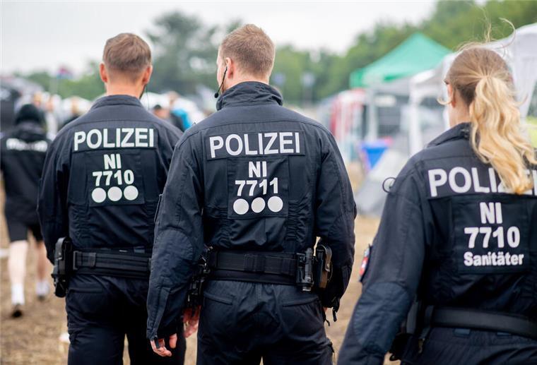 Todesfall beim Deichbrand-Festival: 36-Jähriger tot aufgefunden Polizisten gehen über den Zeltplatz des Deichbrand Festivals.
