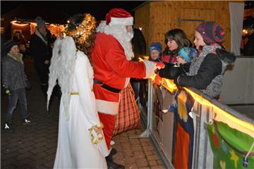Am Sonntag verteilte der Weihnachtsmann auf dem Weihnachtsmarkt in Bad Bederkesa kleine Geschenke.