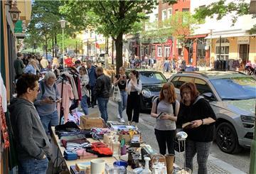 Menschen stöbern über einen Flohmarkt in Bremerhaven.