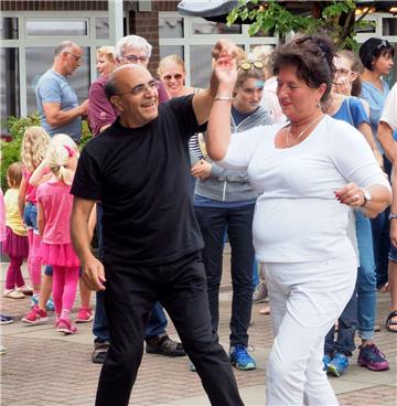 Am Sonntag wagten sich auch Paare wie dieses zu einem Tänzchen  auf den Innenhof...