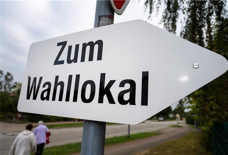 In Niedersachsen zeichnet sich hohe Wahlbeteiligung ab "Zum Wahllokal" steht auf einem Schild.