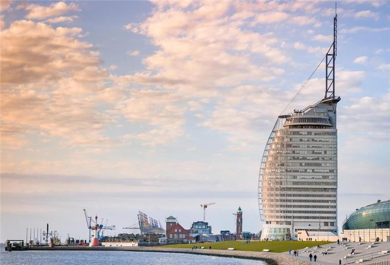 Am Sonntag wird das Wetter in Bremerhaven und umzu nochmal richtig frühlingshaft Blick vom Weserstrandbad auf die Havenwelten Bremerhaven.