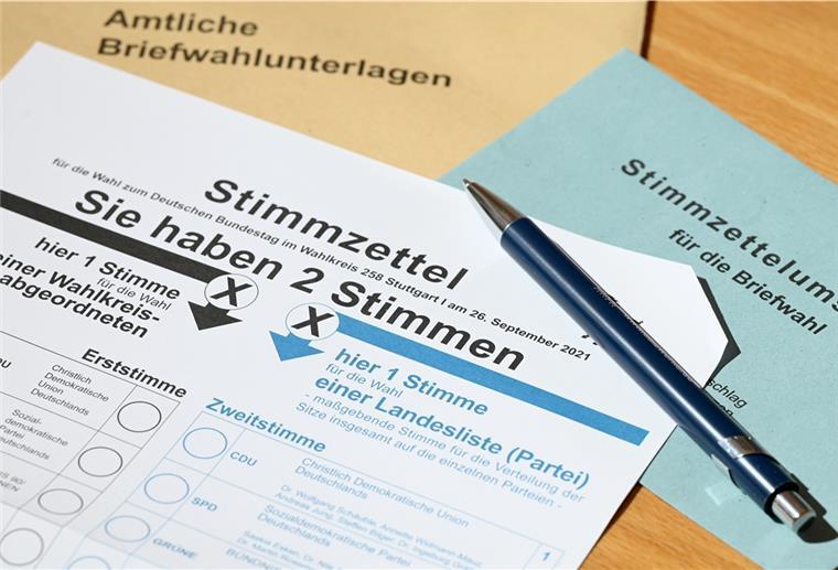 Bundestagswahl: Das müssen Wähler in der Region wissen Ein Stimmzettel mit einer abgeschnittenen Ecke für die Briefwahl zur Bundestagswahl liegt auf einem Tisch.