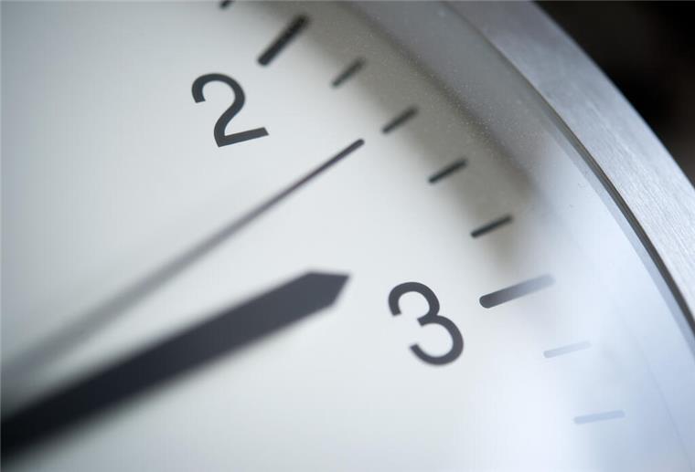 Uhr vor oder zurück? Am Wochenende wird die Winterzeit eingeläutet Ein Zeiger einer Uhr ist zwischen 2 Uhr und 3 Uhr zu sehen.