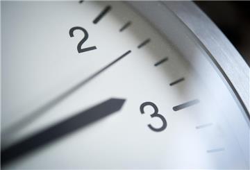 Ein Zeiger einer Uhr ist zwischen 2 Uhr und 3 Uhr zu sehen. 