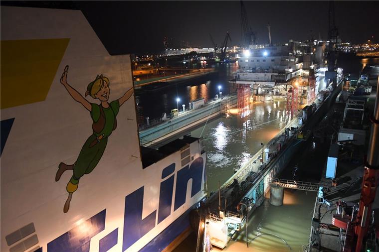Hecksektion der Ostseefähre „Peter Pan“ ist ausgedockt worden Am Sonntagabend wird die Hecksektion der "Peter Pan" in Bremerhaven ausgeschwommen.