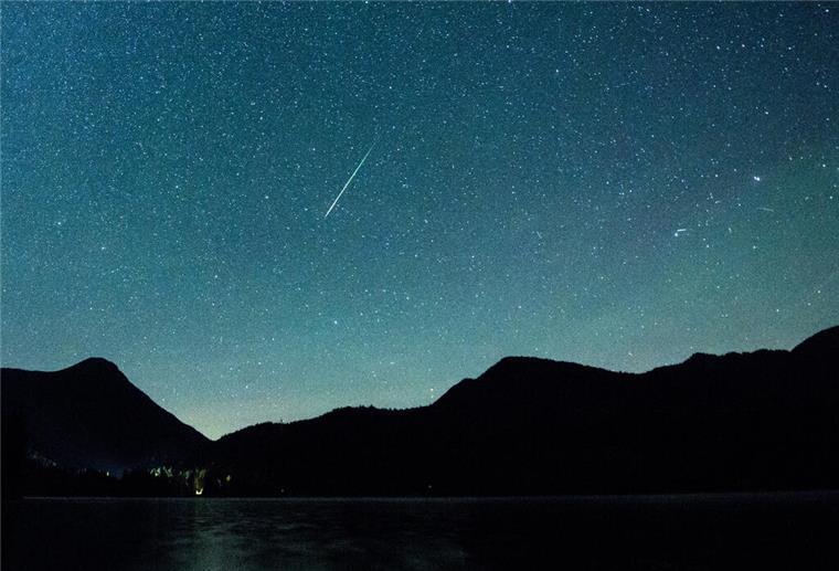 Spektakel am Sonntag: Sternschnuppen trotz Wolken an wenigen Orten zu sehen ARCHIV - 12.08.2018, Bayern, Einsiedl: Eine Sternschnuppe leuchtet neben der Milchstraße am Himmel über dem Walchensee. .. (zu dpa: «Höhepunkt der Leoniden-Sternschnuppen erwartet») Foto: Matthias Balk/dpa +++ dpa-Bildfunk +++
