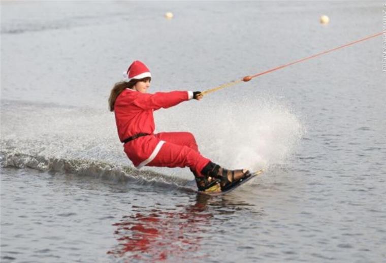 Glühwein und Wasserski am Spadener See Am Spadener See gibt es in der Weihnachtszeit wieder buntes Programm von regelmäßigen Glühweintreffs hin zum Nikolaus-Boarden.