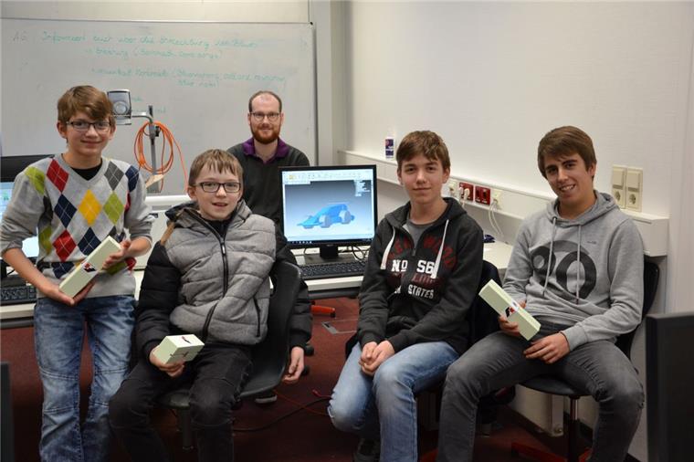Zeven: Schüler des St.-Viti-Gymnasiums konstruieren Rennwagen Am St.-Viti-Gymnasium in Zeven hat sich mit Beginn des Schuljahres eine Formel 1 AG gegründet. Gemeinsam mit ihrem Lehrer Martin Schwarzbach wollen Tobias Jungemann aus Anderlingen (von links), Dennis Tomforde aus Baaster Berg, Jakob Meyer aus Wehldorf und Phil Kosmata aus Zeven beim Nordmetallcup in Wolfsburg teilnehmen. Ihren Rennwagen haben sie bereits am PC konstruiert.
