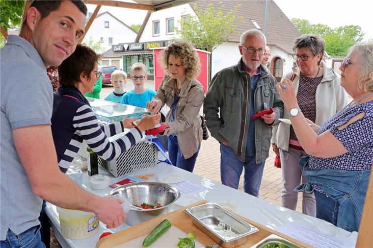 Tarmstedter erleben Europa mit Leib und Seele Am Stand von Peter Livanis ließen sich die Besucher griechische Spezialitäten schmecken - und kamen dabei ins Gespräch.