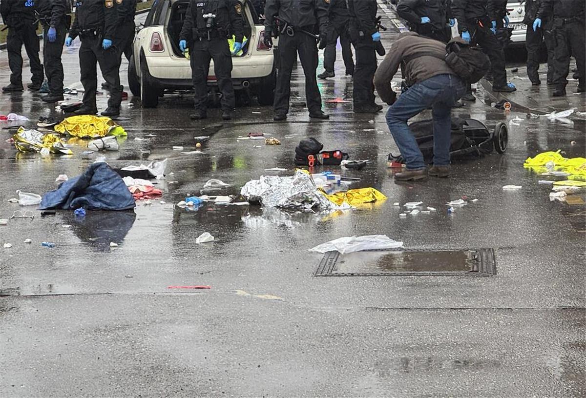 Scholz zum mutmaßlichen Anschlag in München: „Täter muss das Land verlassen“ 13.02.2025, Bayern, München: Polizisten in der Nähe Einsatzortes. In der Münchner Innenstadt ist ein Fahrzeug in eine Menschengruppe gefahren. Wie die Polizei auf der Plattform X mitteilte, wurden mehrere Menschen verletzt. «Wir sind aktuell mit starken Kräften vor Ort», sagte ein Polizeisprecher. Foto: Michale Fischer/dpa +++ dpa-Bildfunk +++