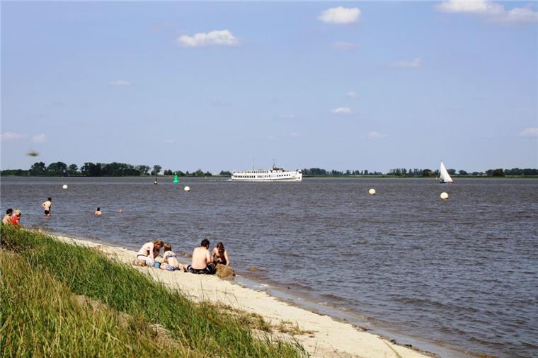 Am Strand in Kleinensiel ist die Wasserqualität ausreichend.