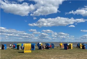 Strandkörbe stehen am Strand von Burhave in Butjadingen.
