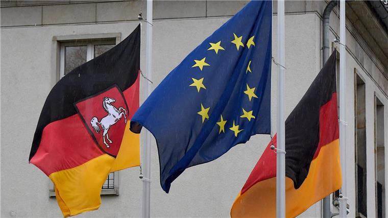 Trauerbeflaggung in Niedersachsen für Papst Franziskus Am Tag der Beisetzung von Papst Franziskus wehen in Niedersachsen die Fahnen auf halbmast. (Archivbild)