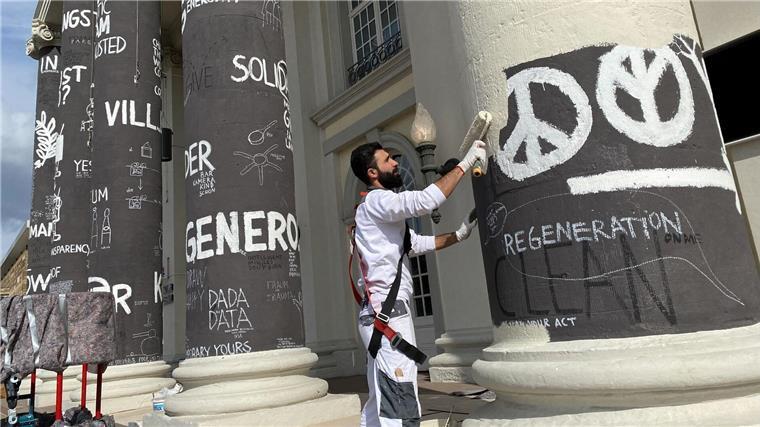 „Scherbenhaufen“: Erneut Ärger um die documenta Am Tag nach dem Ende der documenta fifteen werden die Säulen des Fridericianums in Kassel übermalt.